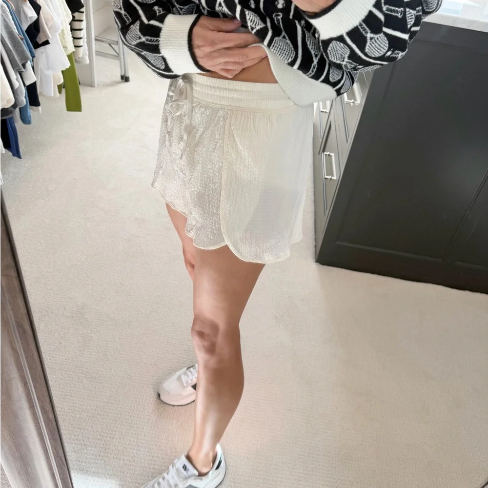 Preowned Lululemon Negative Split Textured Run Short 2.5" Cream Shorts Small - Picture 6 of 7